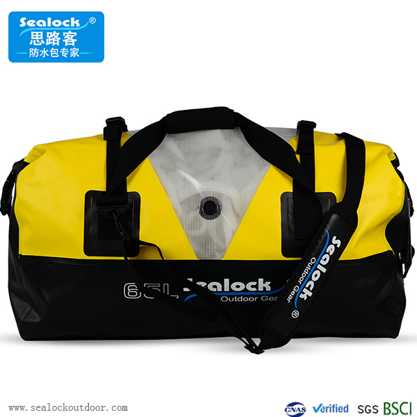 Mga kalamangan at kawalan ng hindi tinatagusan ng tubig na duffel bag