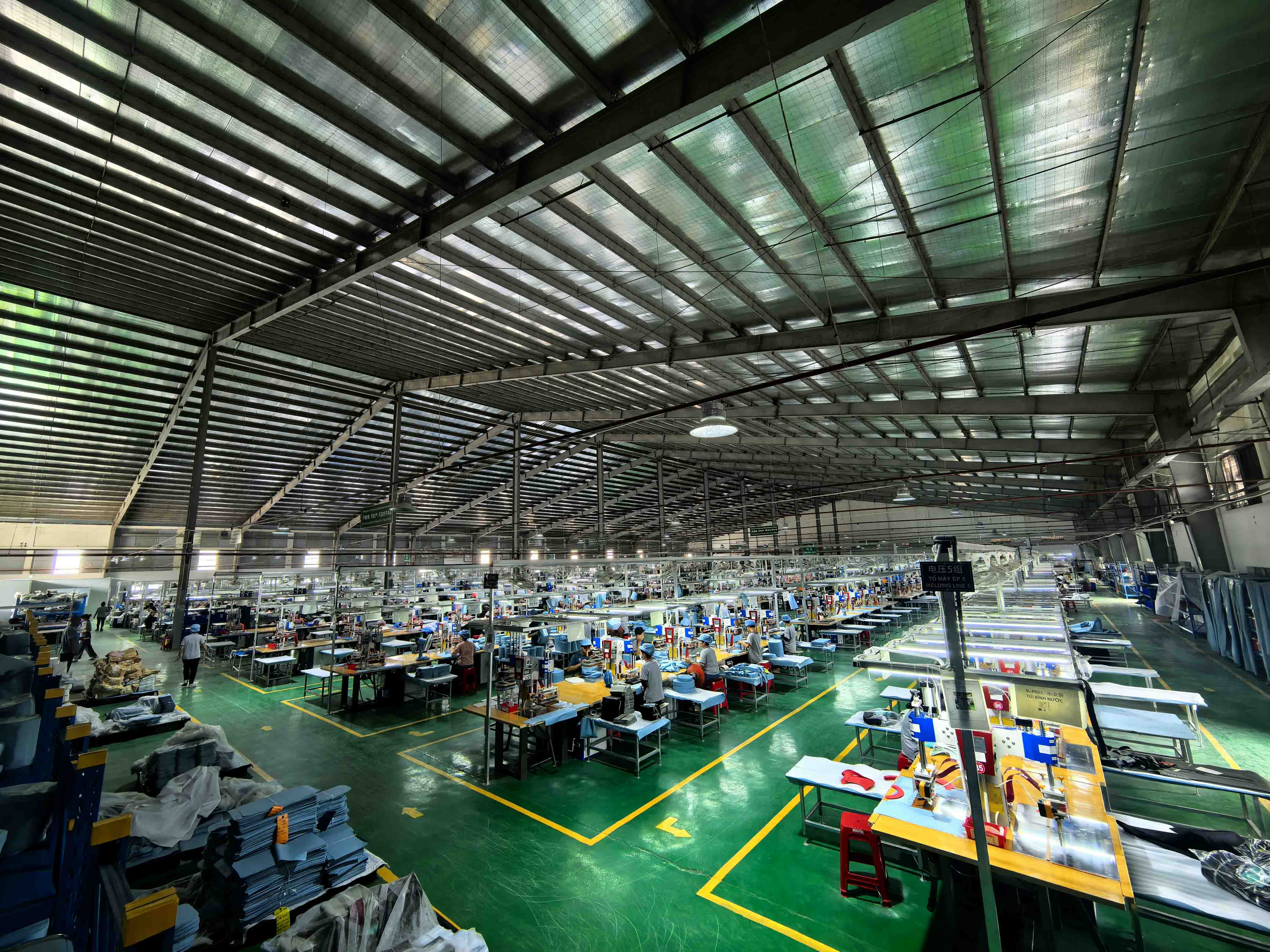 RF Welding vs. Stitching: Aling Paraan ng Paggawa ang Lumilikha ng Tunay na Waterproof na Gear?