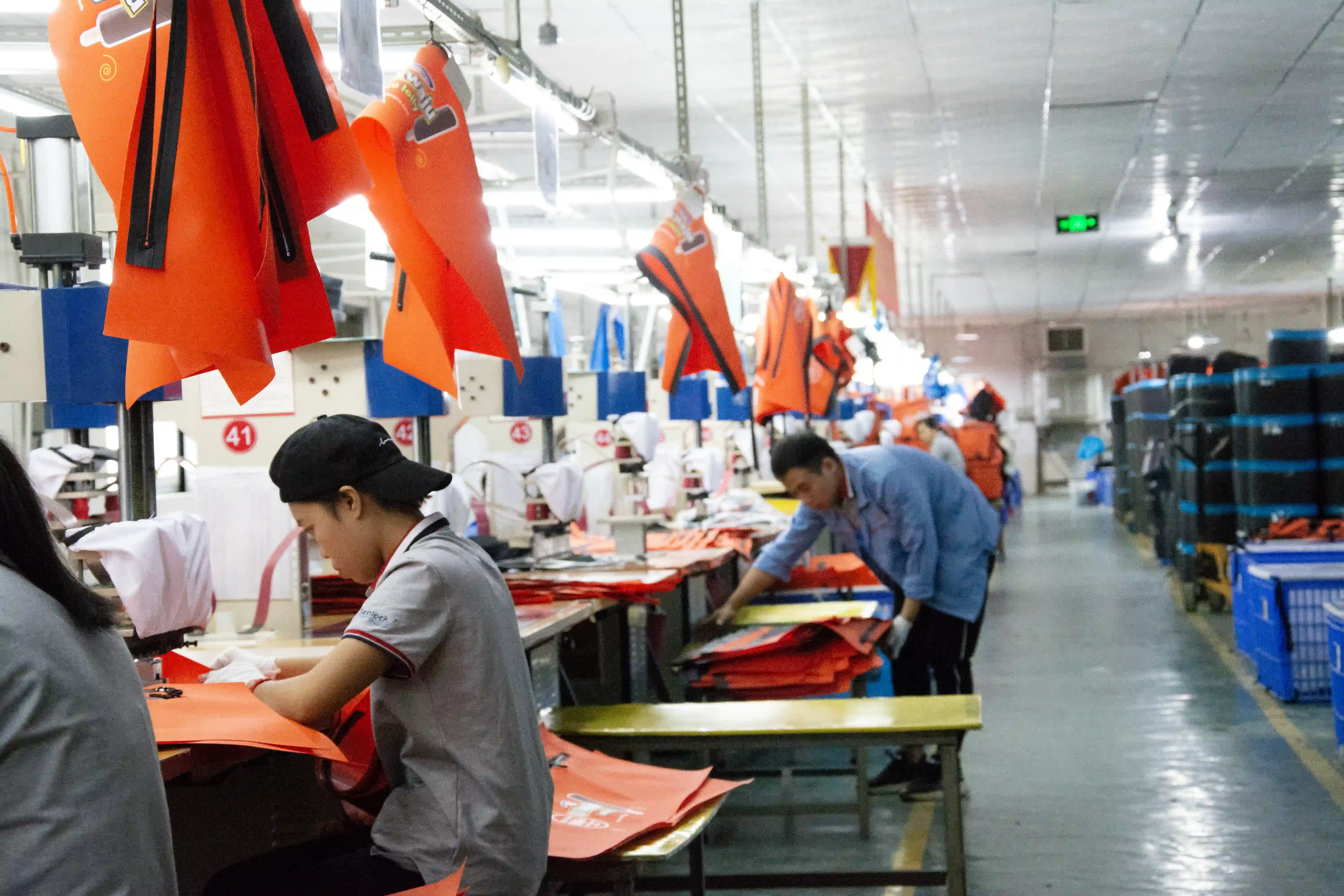 Mga Advanced na QA Testing Protocol sa Waterproof Gear Manufacturing: Isang OEM Sourcing Guide