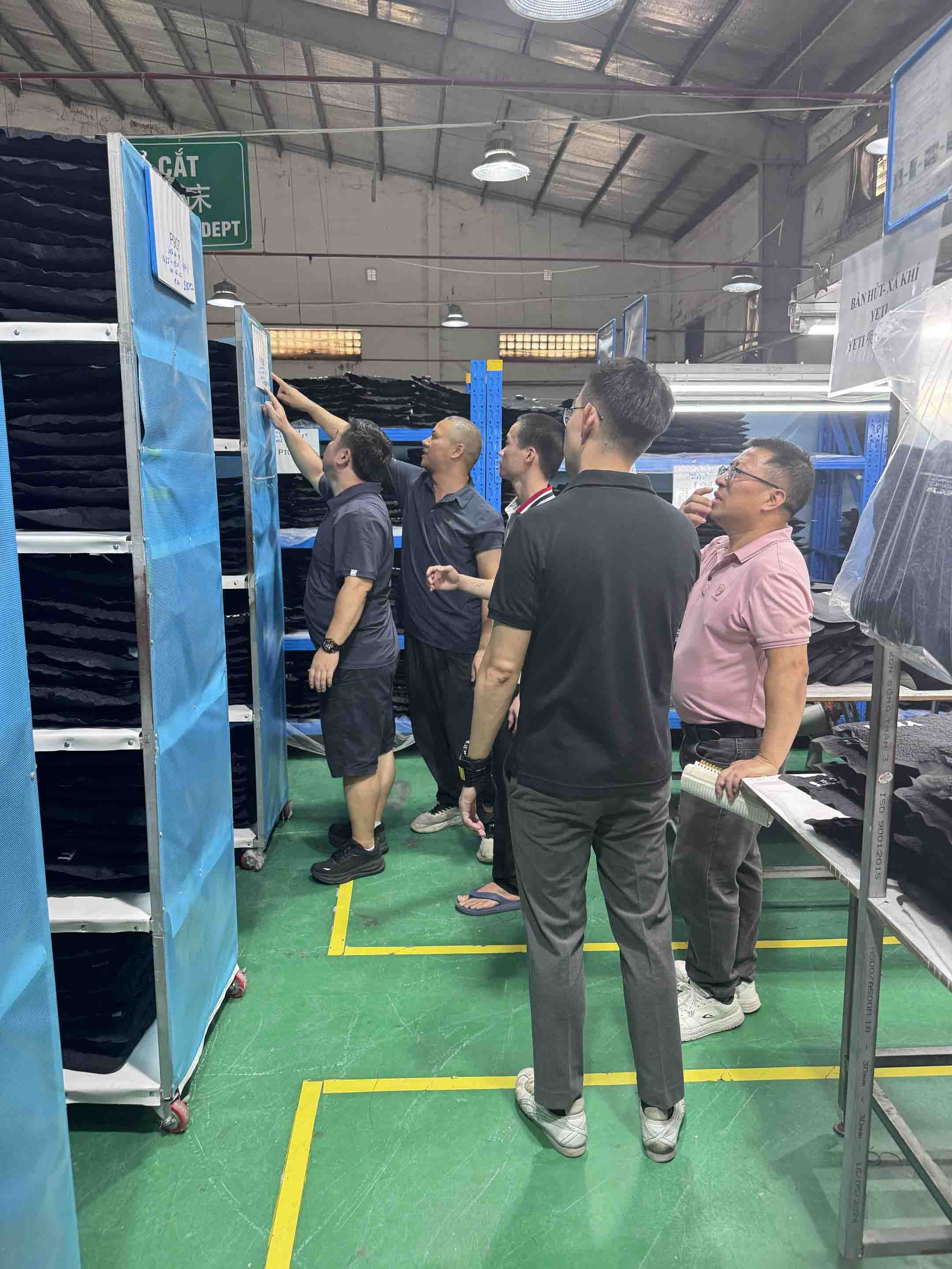 Bumisita ang YETI sa Pasilidad ng Sealock sa Vietnam para Repasuhin ang Soft Cooler Bag Production