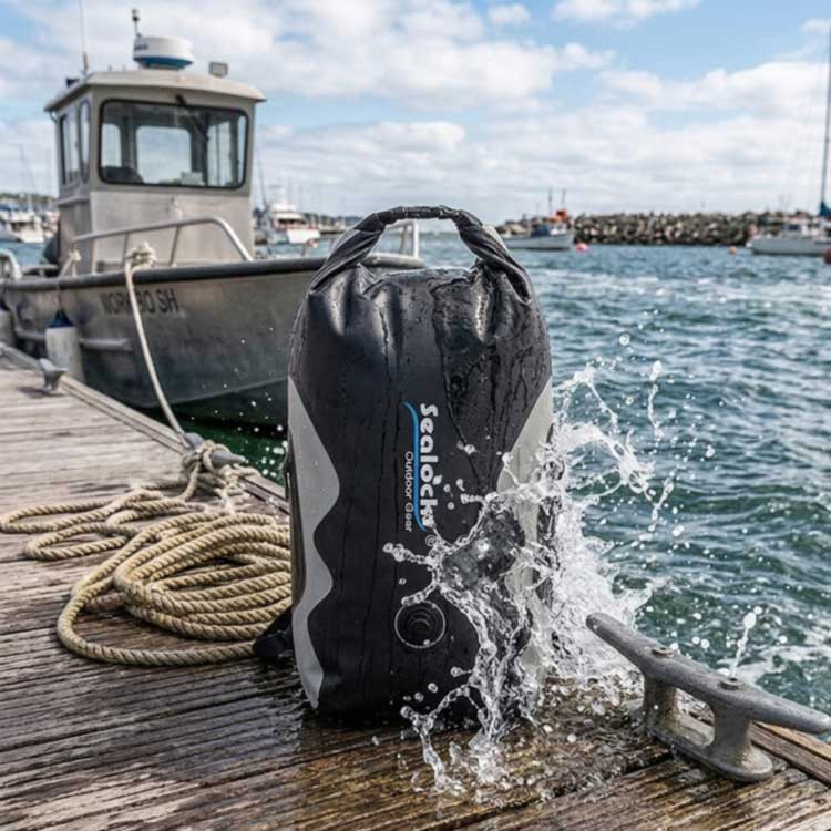 Sulit ba ang isang IPX8 Waterproof Travel Bag?